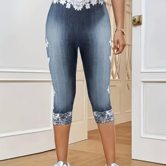 Floral and Butterfly 🦋 Capri Leggings - Picture 3 of 5